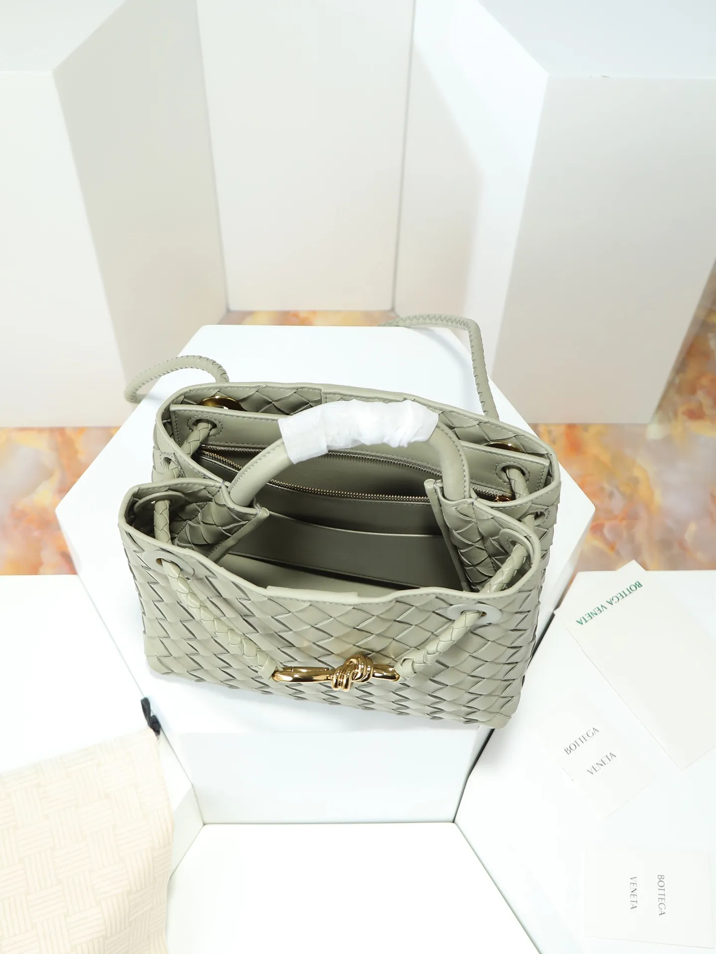 1300. Andiamo is shipping‼ ️Really popular🔥The new Andiamo woven handbag launched by Bottega Veneta this season is really popular all over the world! ! Celebrities at home and abroad have worn it, and Oscar-winning actress Michelle Yeoh has taken it out on the street. Song Jia, Trai Yala, Yu Feihong, Sanji Ayaka, Rosie Hunting-Whiteley, Yoshioka Riho, etc. have all worn this bag. It is classic and versatile and shows off your temperament, and the bag capacity is also large, which is very convenient for daily commuting! ! A variety of carrying methods, the shoulder straps can be adjusted by yourself, the original lambskin feels soft and delicate, and the unisex style breaks the gender boundaries and brings a more practical and long-lasting use experience. Andiamo, which has both elegant and casual styles, perfectly interprets the true appearance of "fashionable old money style". Style number: 766014 Size: 25*22*10.5cm